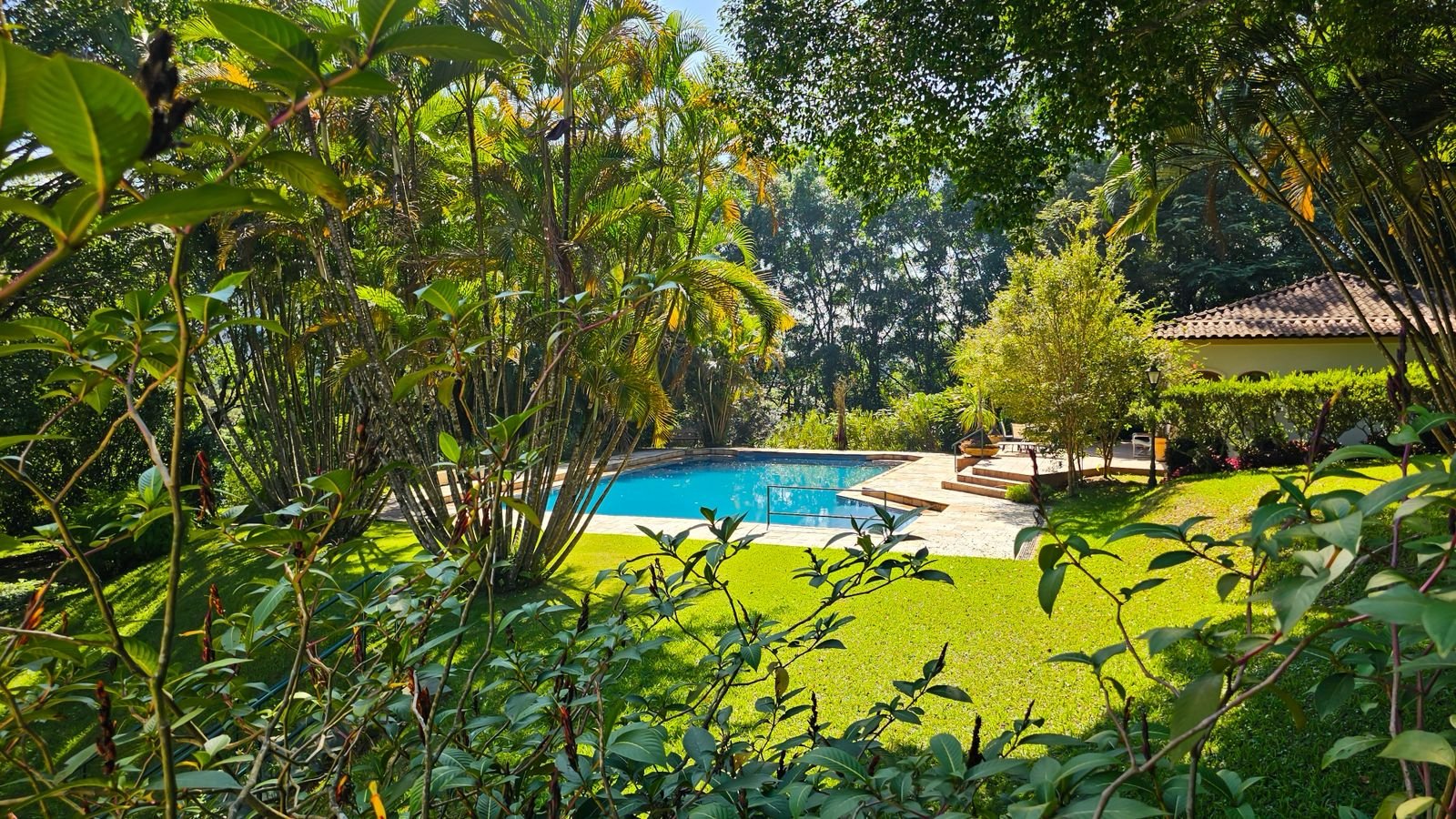 Projeto elegante com linhas coloniais em jardim generoso e etéreo